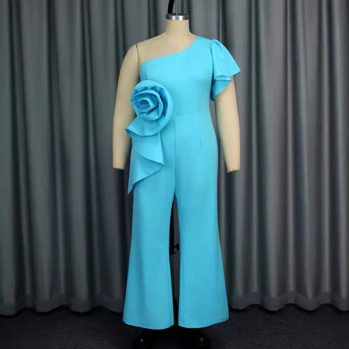 Dame jumpsuit med asymmetrisk snit og voluminøs blomsteraccent Skovae