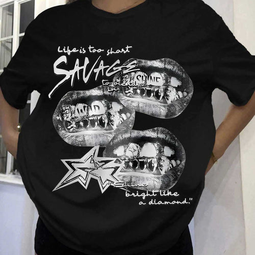 Dame T-shirt med kreativ grafikdesign og urbant statement Skovae