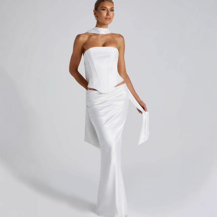 Kvinders brudekjole med off-the-shoulder design og elegant taljebånd Skovae