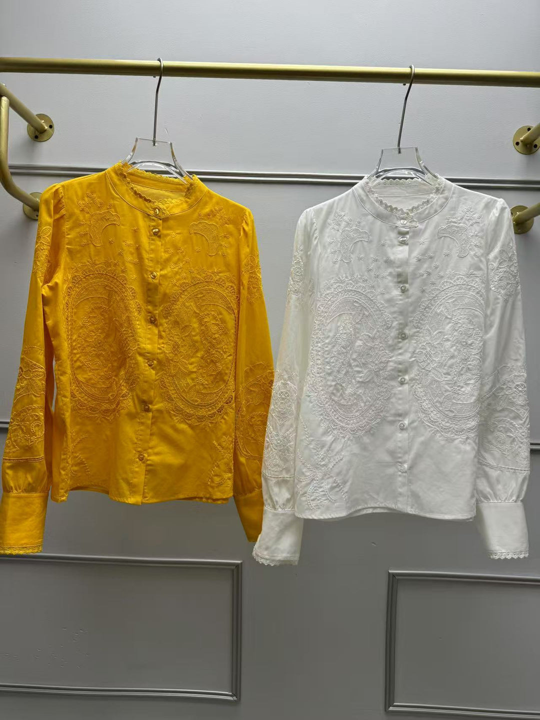 Dame spidsbluse med elegant broderidesign og fin kravebehandling Stilla