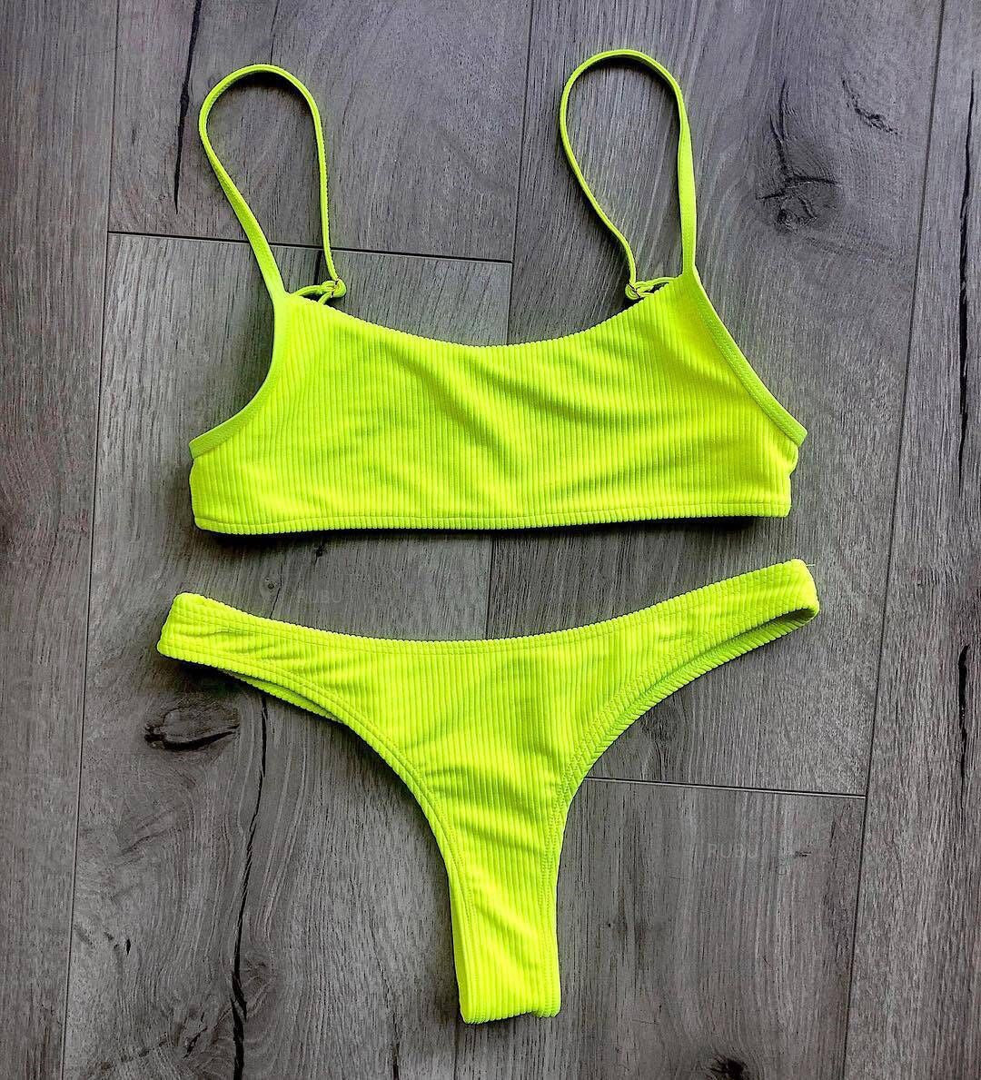 Dame bikinier med ribbet tekstur og minimalistisk snit Stilla