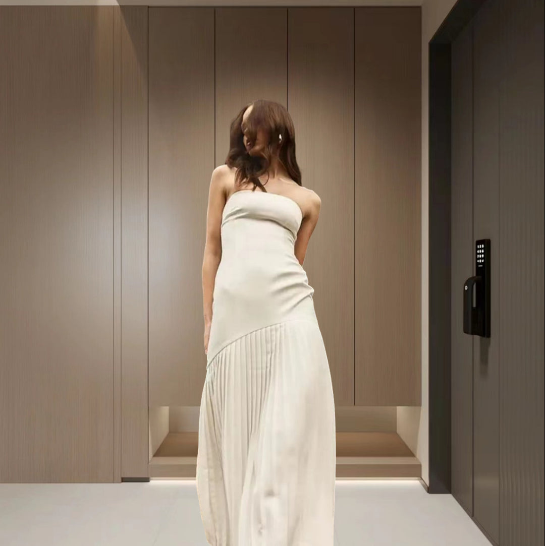 Dame Maxikjole med asymmetrisk snit og elegant drapering Stilla