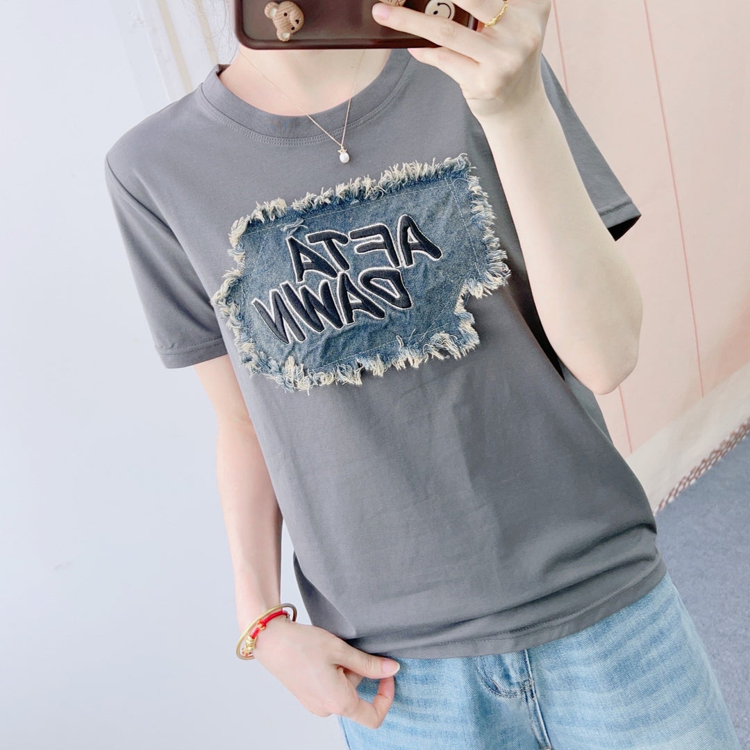 Dame T-shirt med kreativ denim-print og mode frynser Stilla