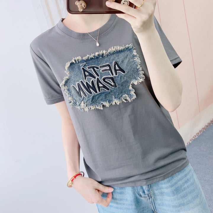 Dame T-shirt med kreativ denim-print og mode frynser Stilla
