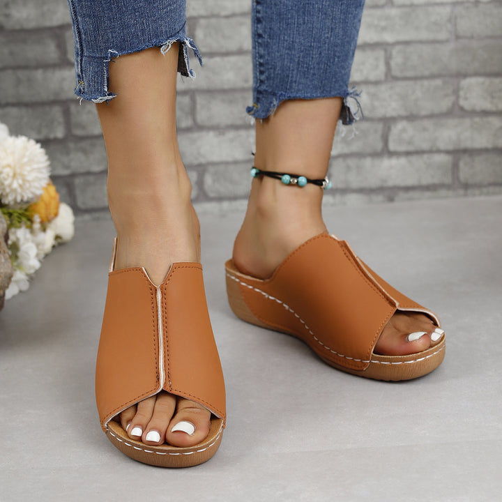 Dame pantoletten med moderne cut-outs og komfortabelt fodseng Stilla