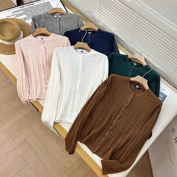 Kvinders cardigan med kabeldesign og knaplukning Stilla