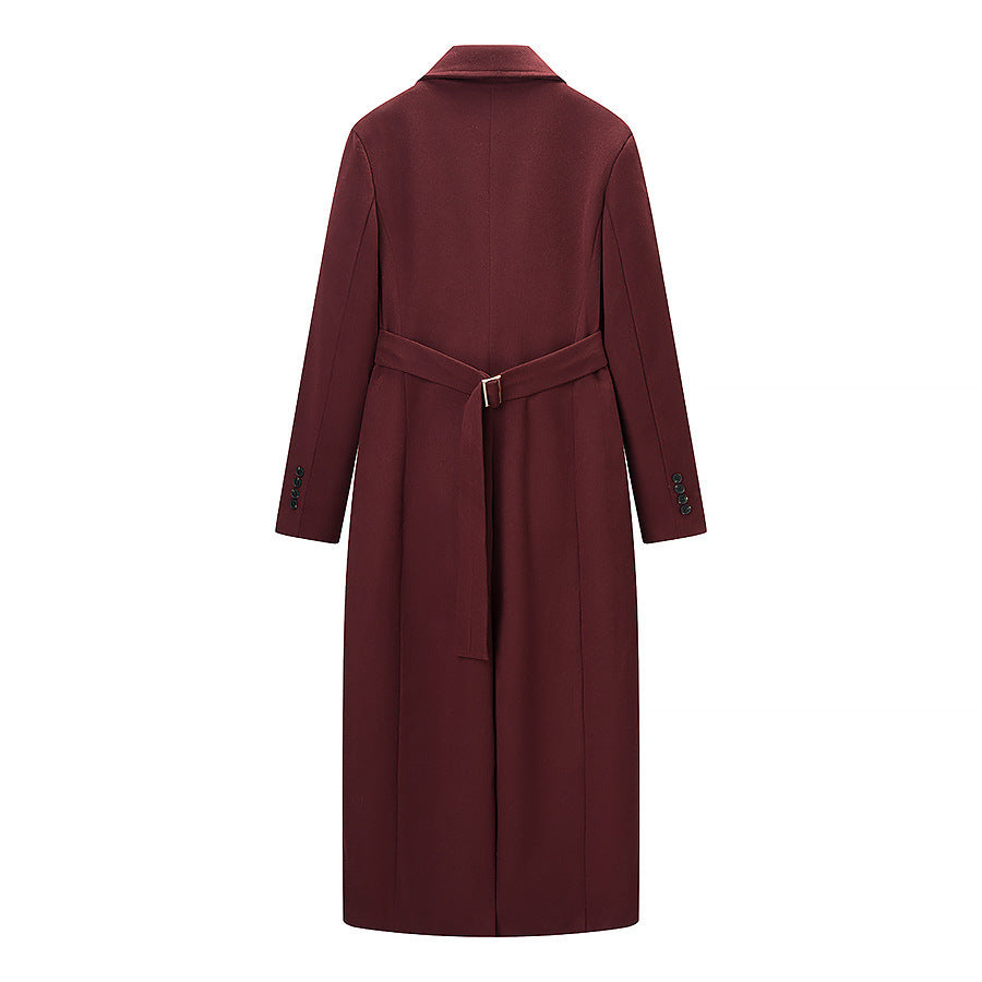 Kvinders elegante trenchcoat i minimalistisk design med praktiske lommer Stilla
