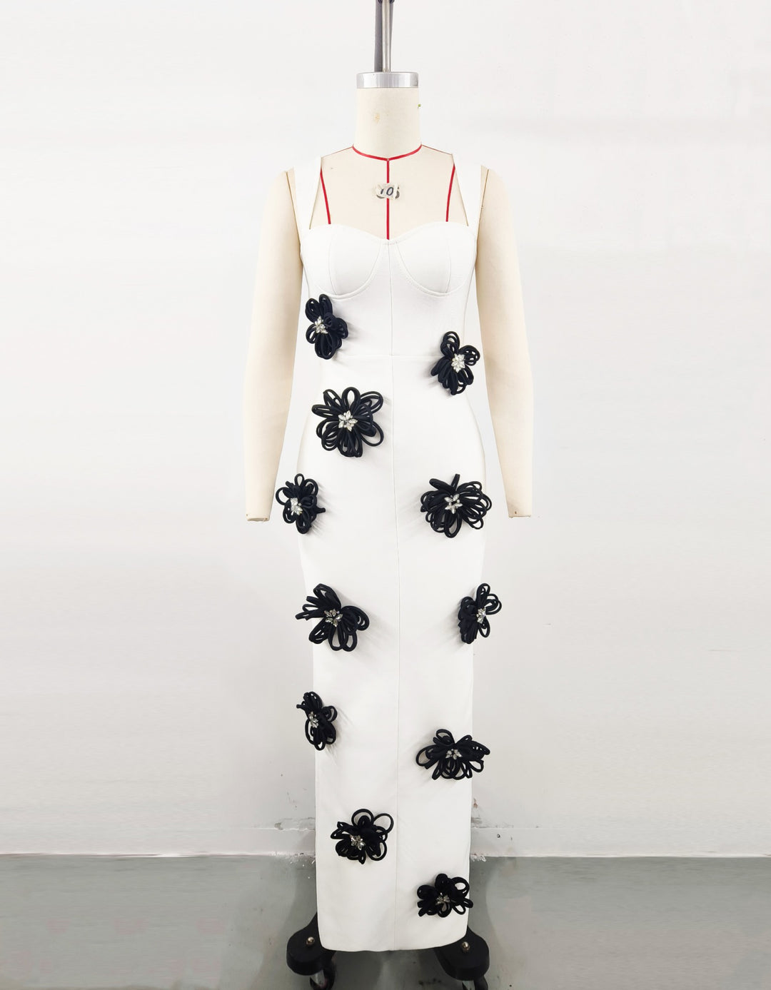 Dame maxikjole med kunstneriske blomsterapplikationer og skulpturelt design Stilla