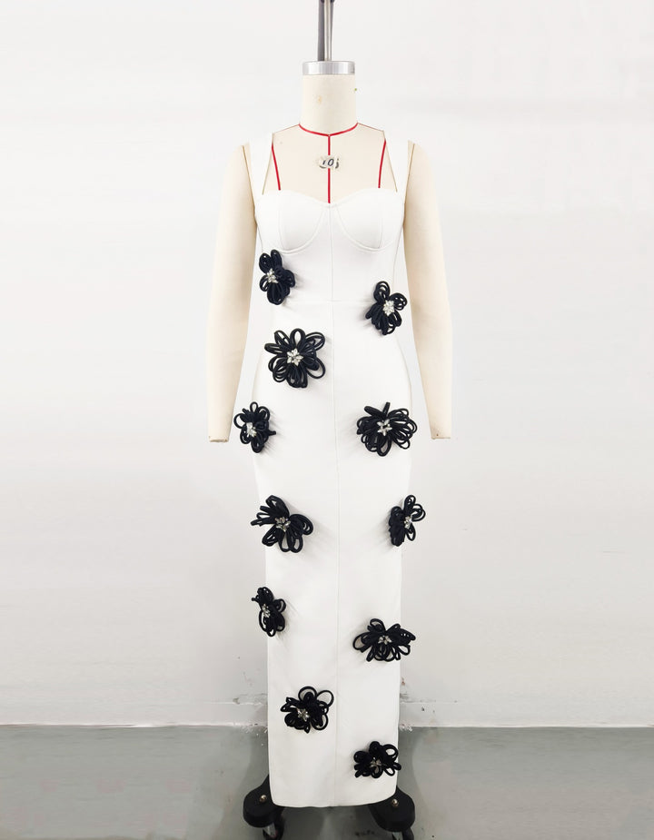 Dame maxikjole med kunstneriske blomsterapplikationer og skulpturelt design Stilla