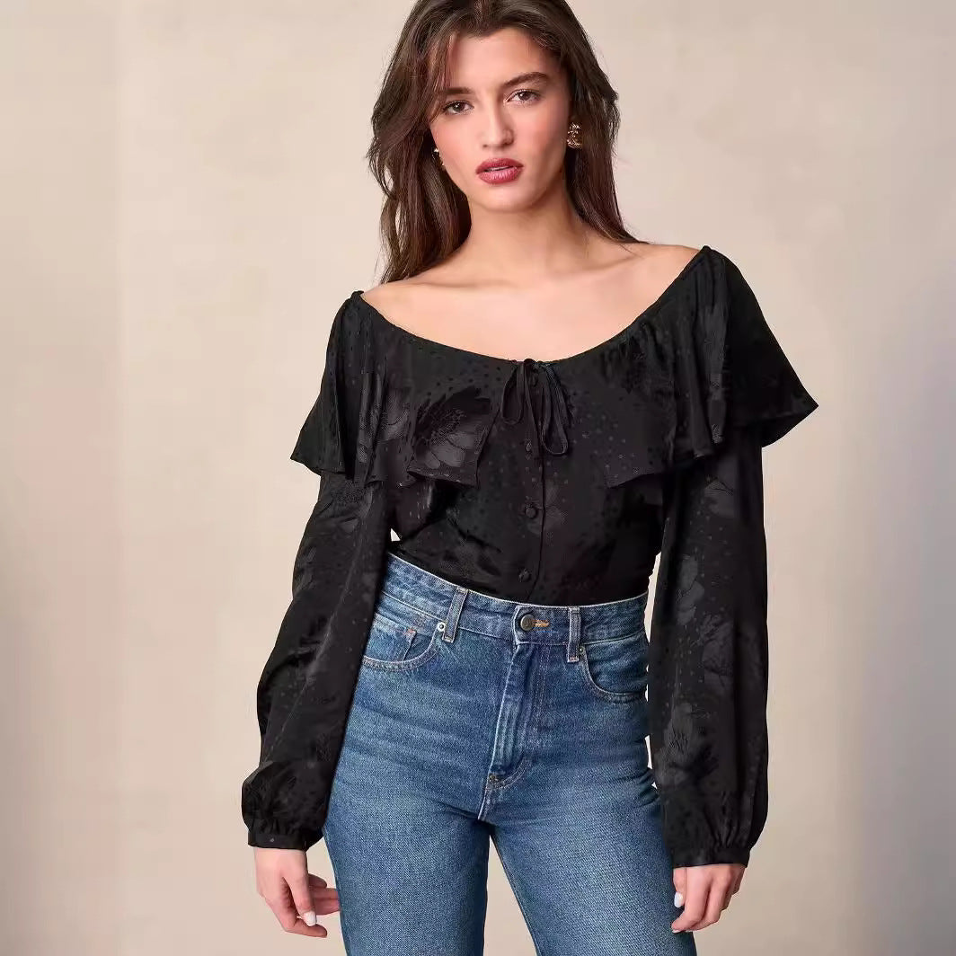 Damebluse med voluminøse flæsedetaljer og elegant V-hals Stilla