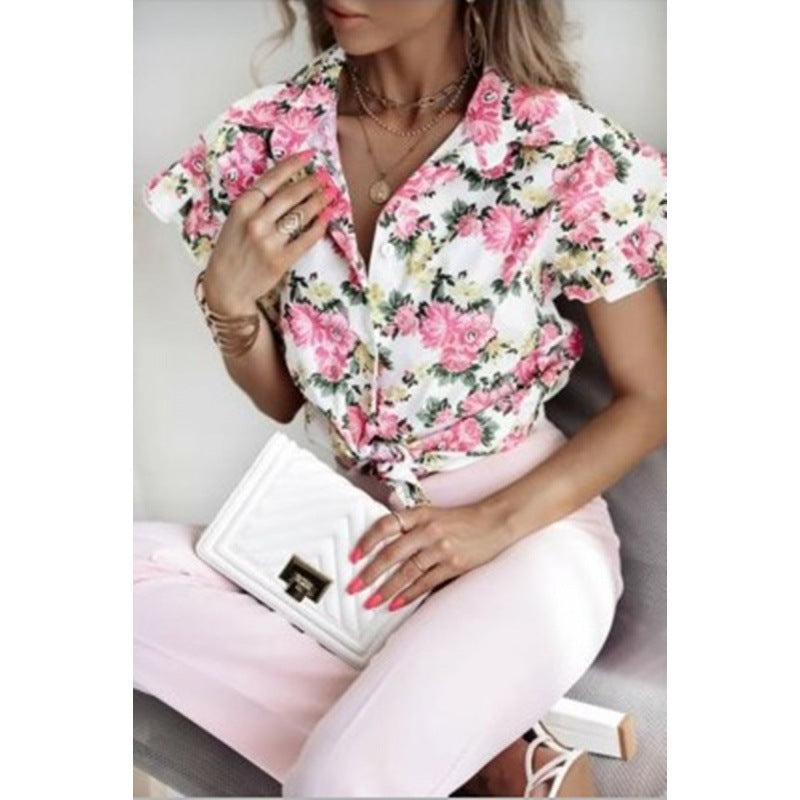 Damebluse med blomsterprint og knaplukning Stilla