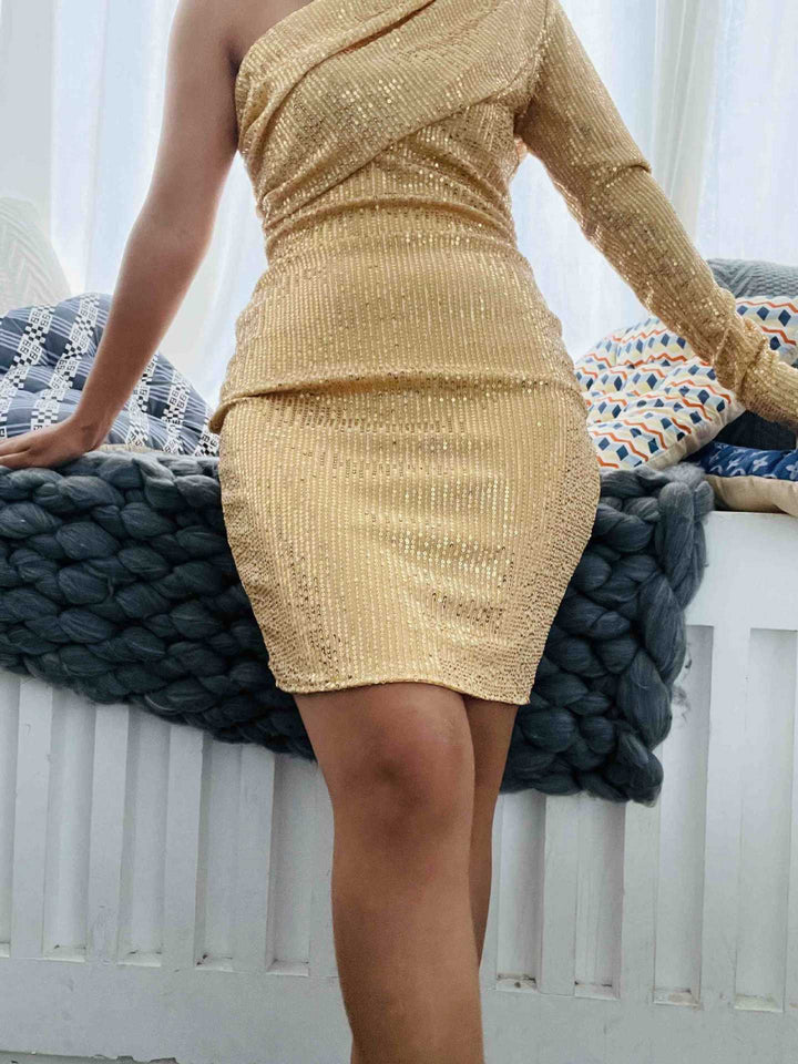 Dame Glamourøs Minikjole med asymmetrisk detaljer og glitrende overflade Stilla