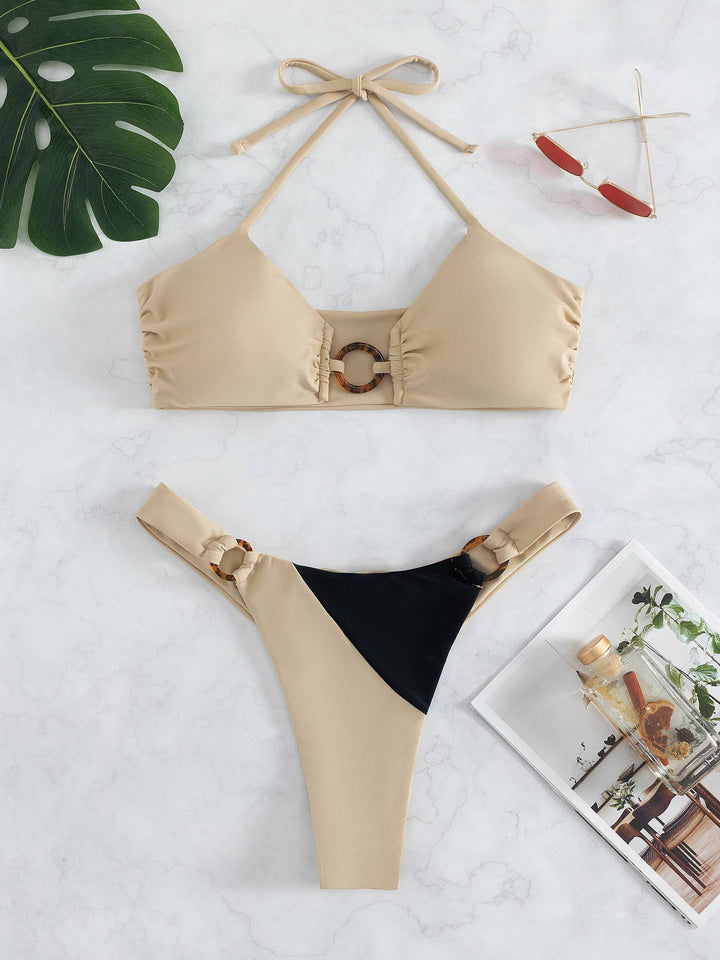 Dame bikini-sæt med moderne haltertop og elegante spændelementer Stilla