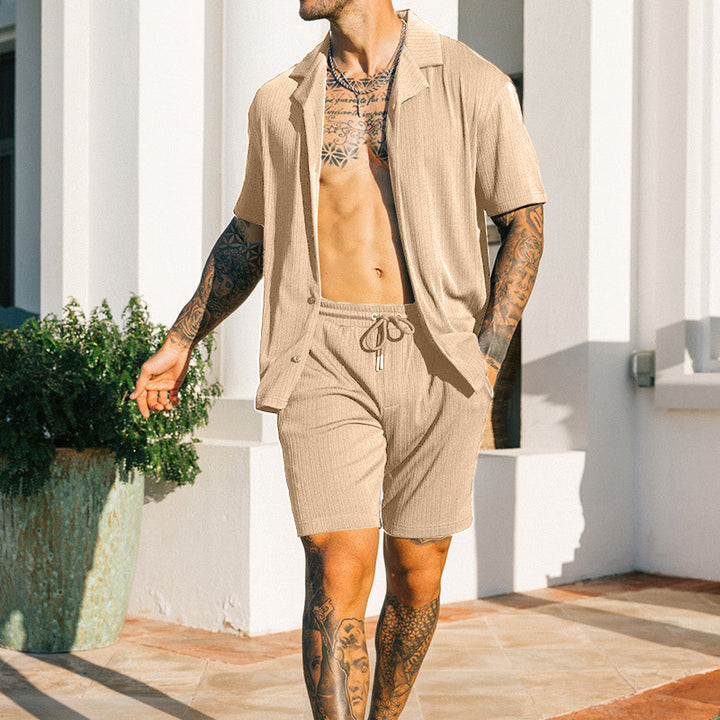 Herre afslappet fritidsoutfit med kortærmet skjorte og shorts Stilla