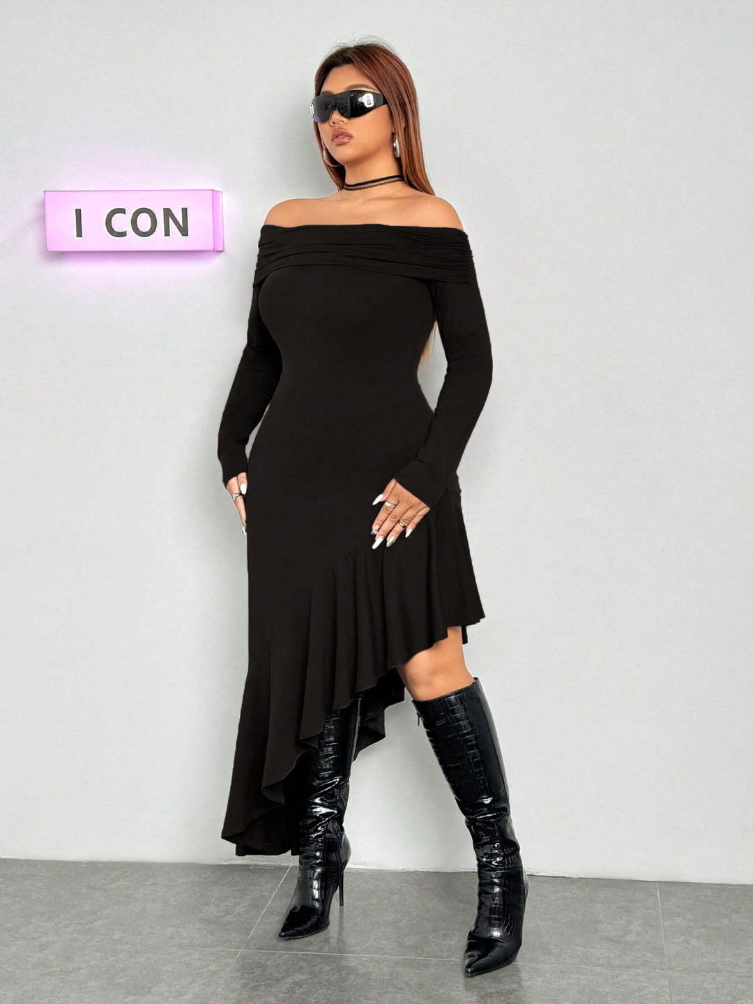 Dame elegant off-shoulder minikjole med asymmetrisk kant og flæsedetaljer Stilla