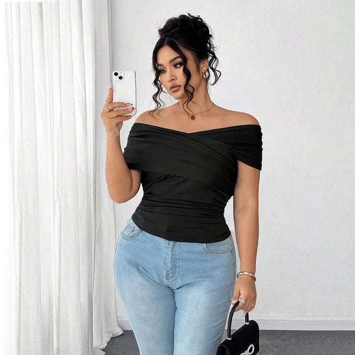 Dame elegant viklet top med off-shoulder design og raffineret drapering Stilla
