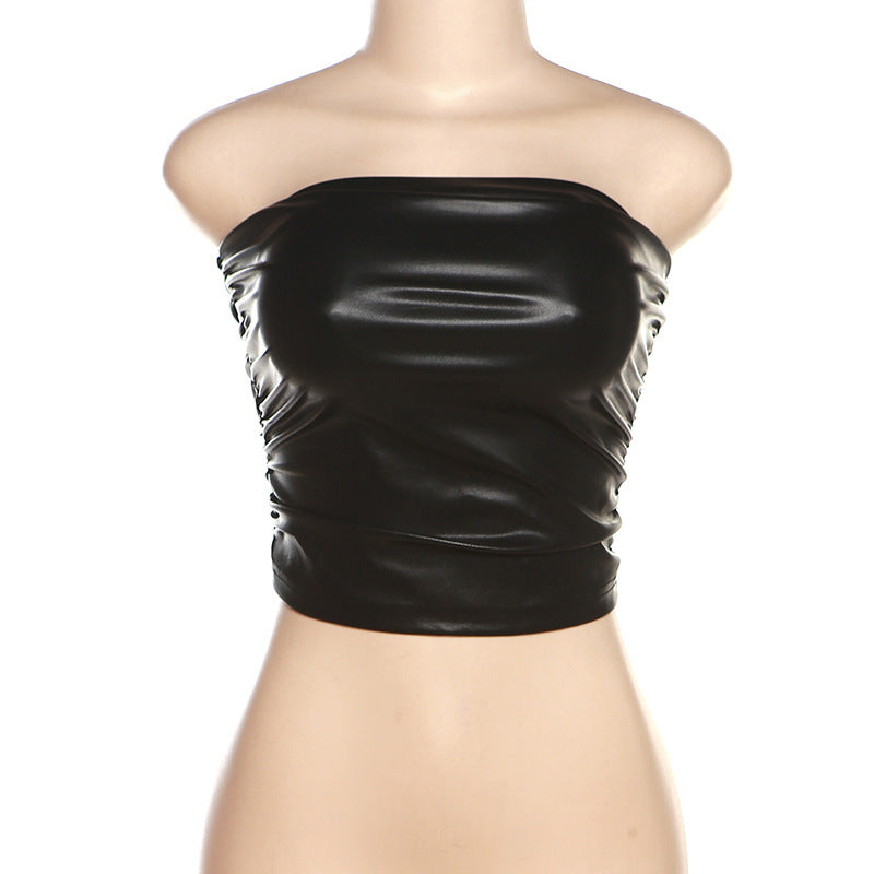 Dame off-shoulder top i glat kunstlæder med ruffle-detaljer Stilla