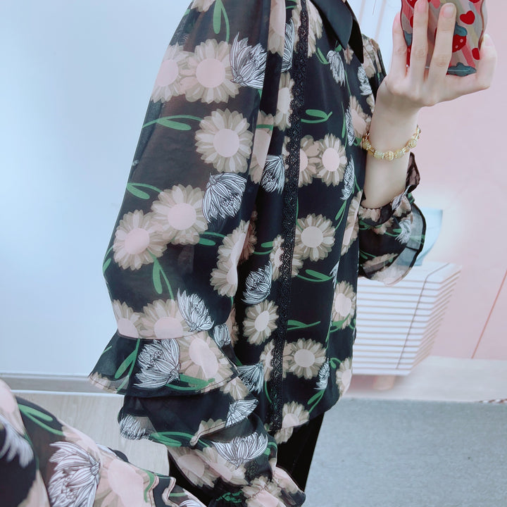 Dame blomsterpræget chiffonbluse med flæsedetaljer og elegant krave Stilla