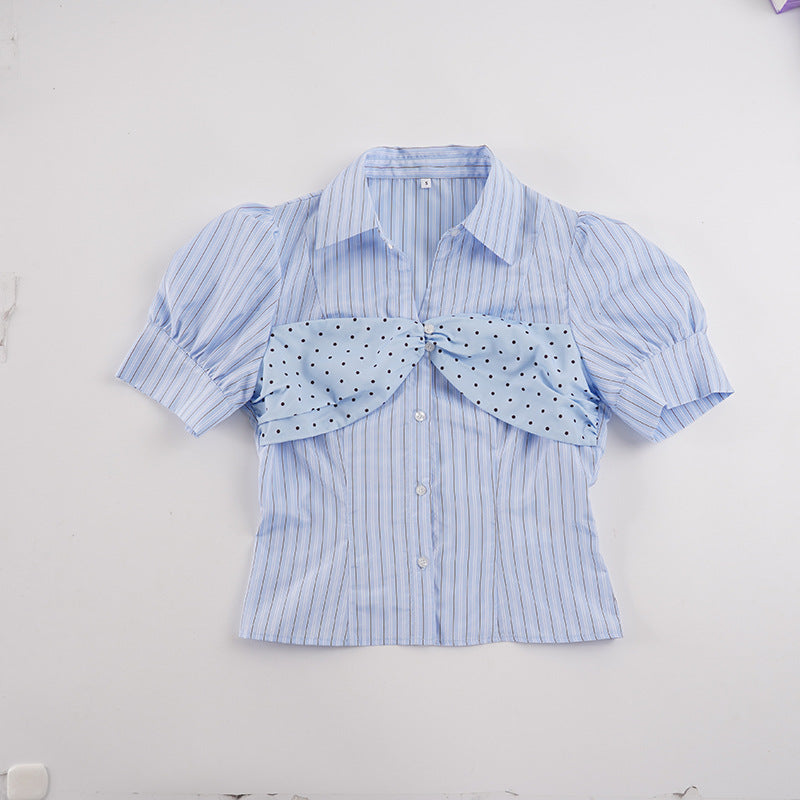 Dame kortærmet bluse med ruffles detaljer og polka-dot accent Skovae