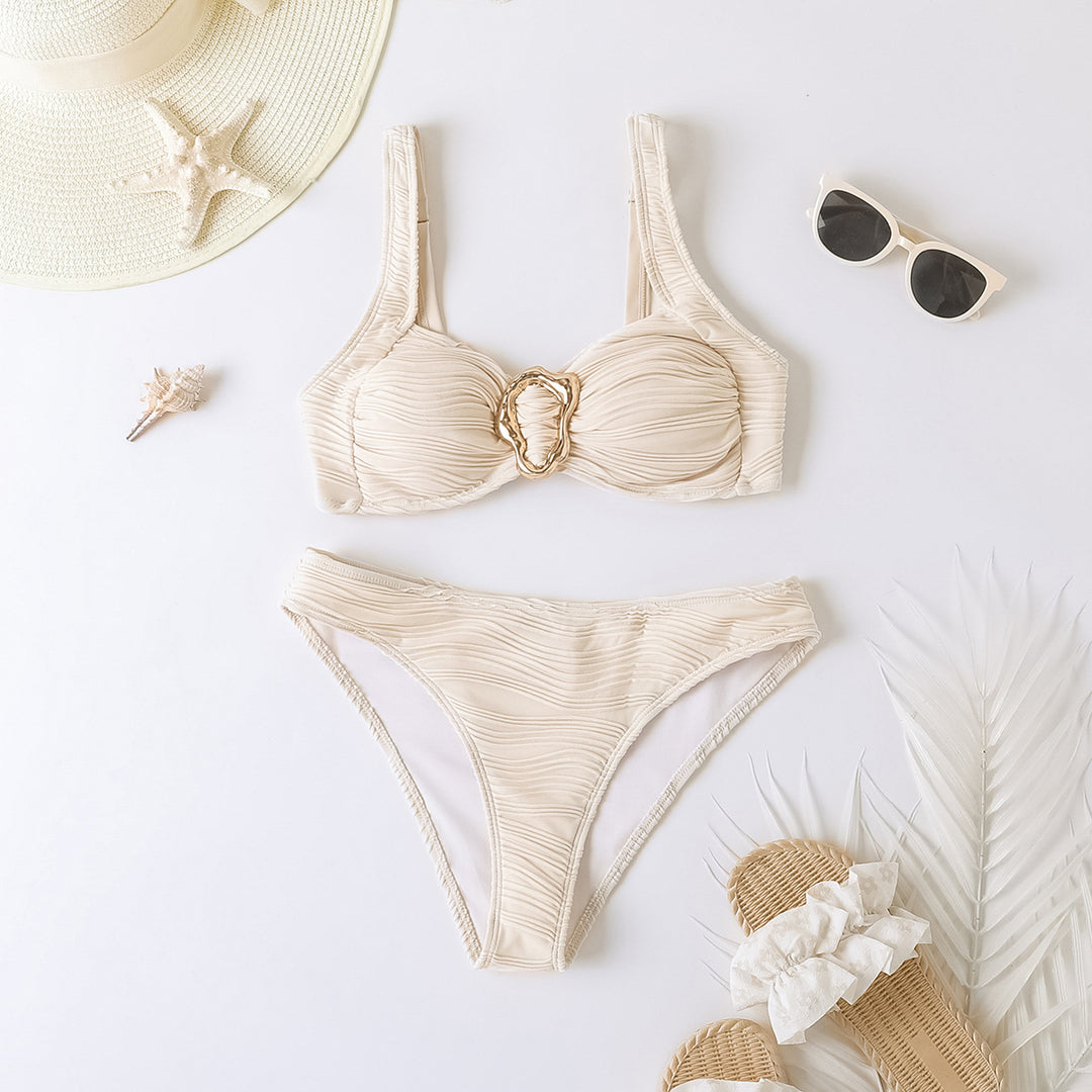 Dame Bikinisæt med elegant ribdesign og trendy smykkedetail Stilla