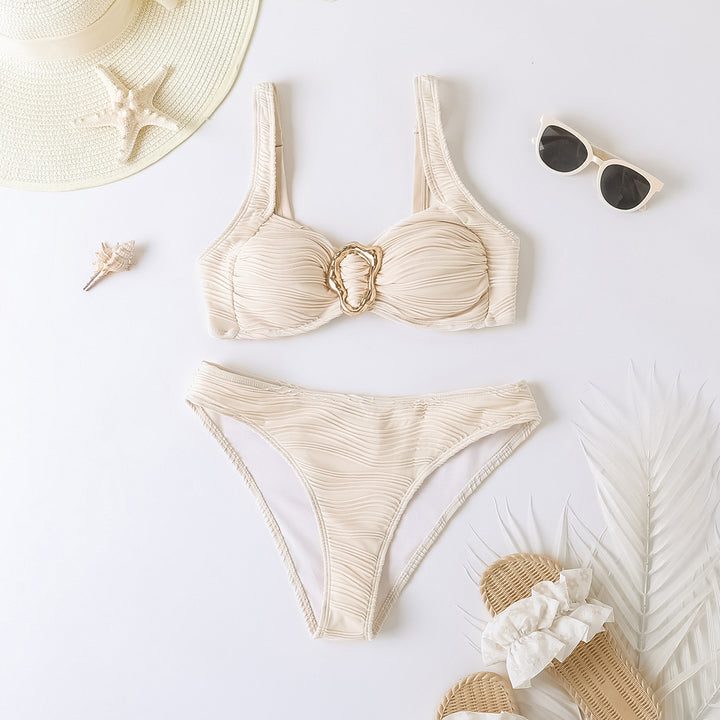 Dame Bikinisæt med elegant ribdesign og trendy smykkedetail Stilla