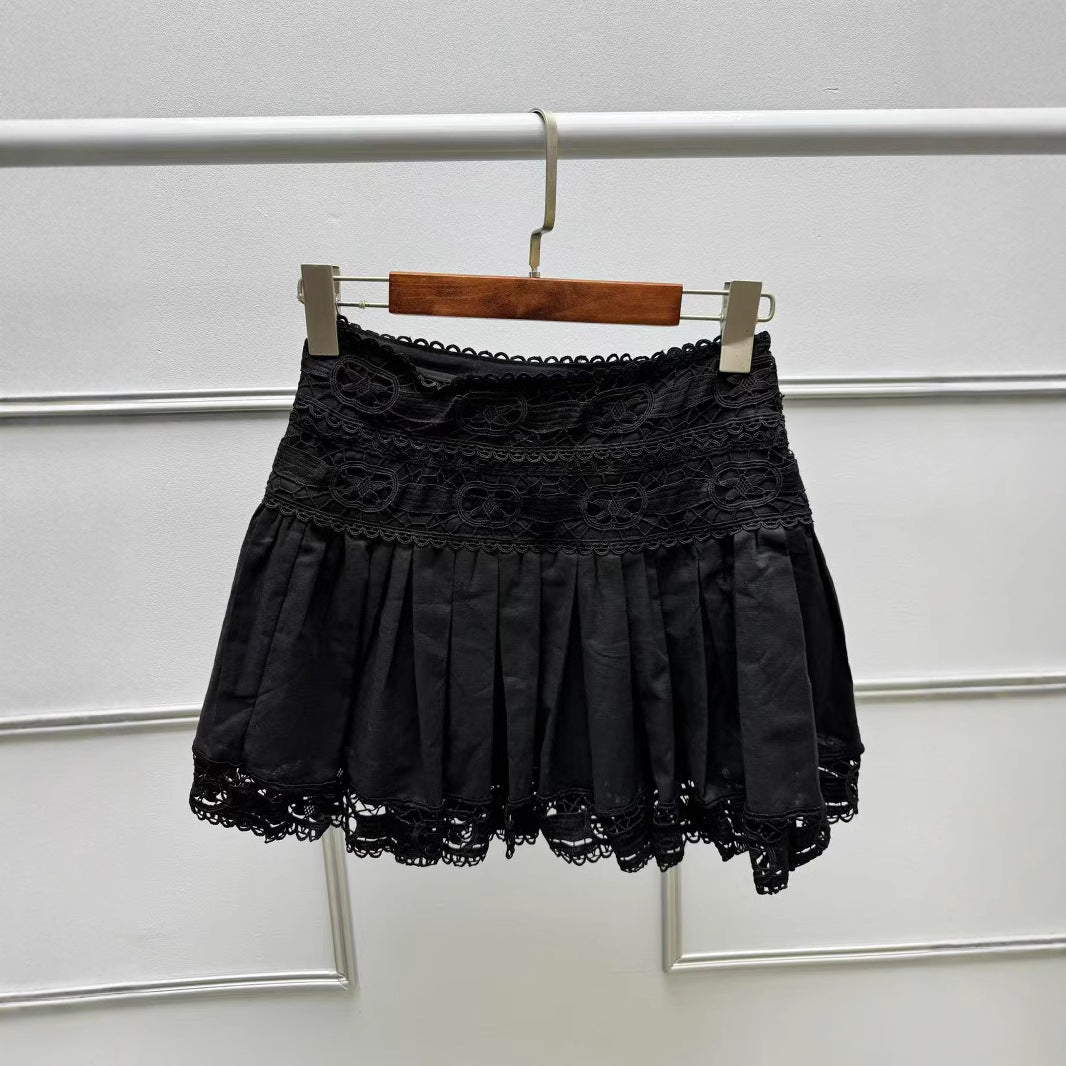 Dame mini nederdel med elegante flæser og fin spidsborte Stilla