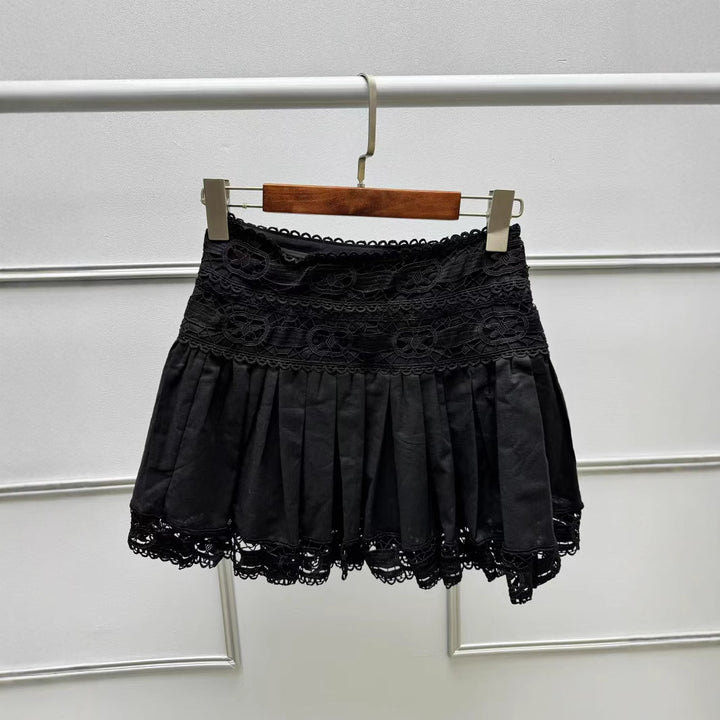 Dame mini nederdel med elegante flæser og fin spidsborte Stilla