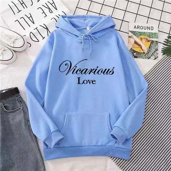 Kvindes hoodie med kunstnerisk skrift Skovae