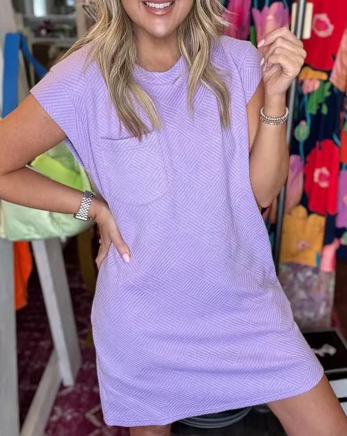 Dame afslappet T-shirt-kjole med et stilfuldt struktureret design Stilla