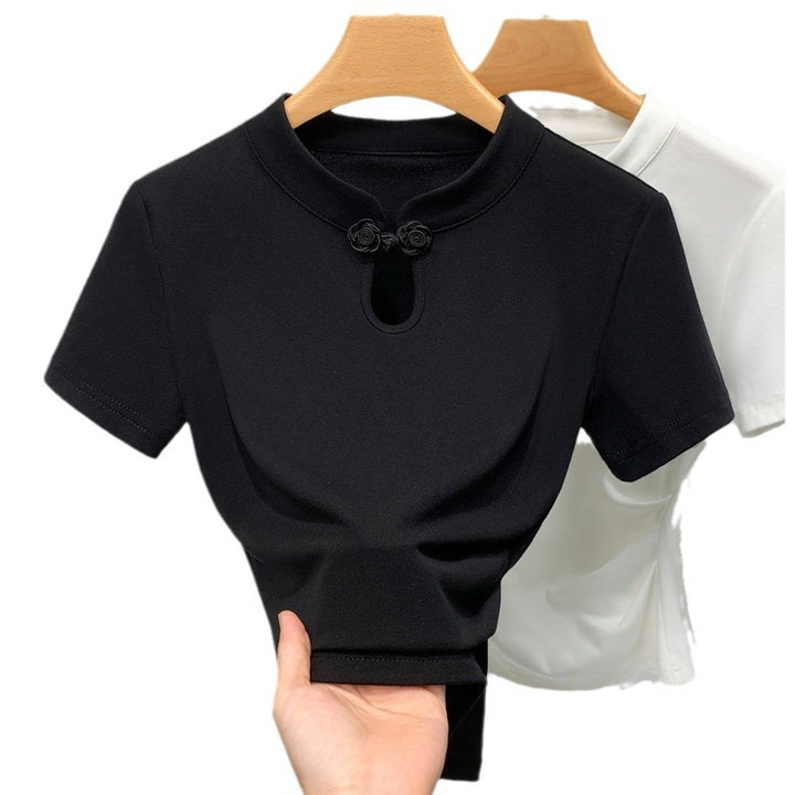 Dame kortærmet bluse med elegant rund halsudskæring og floralt knapdetalje Stilla