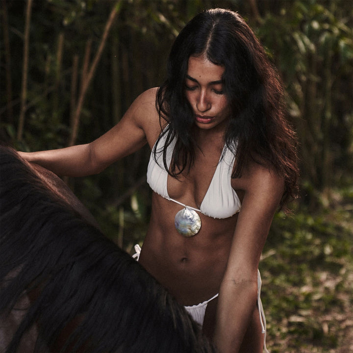 Dame bikini-sæt med usædvanligt halterneck-design og delikate bånd Stilla