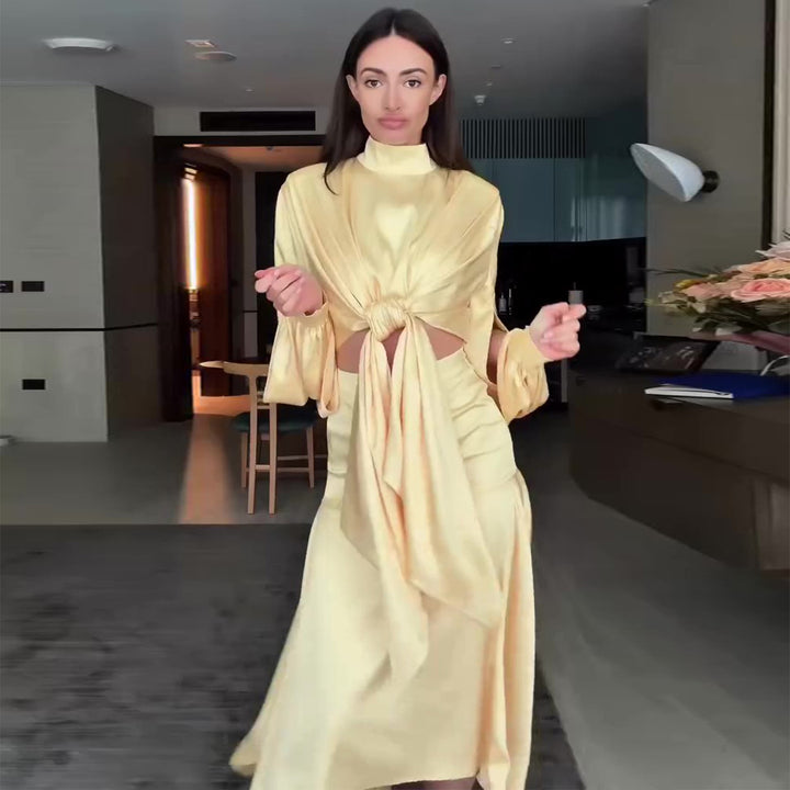 Kvinders elegante omslagskjole med fashionable cut-out detaljer og voluminøse ærmer Skovae