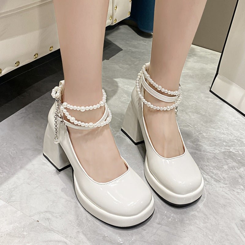 Dame Elegante Plateau-Pumps med perleaccentuer og glinsende overflade Stilla