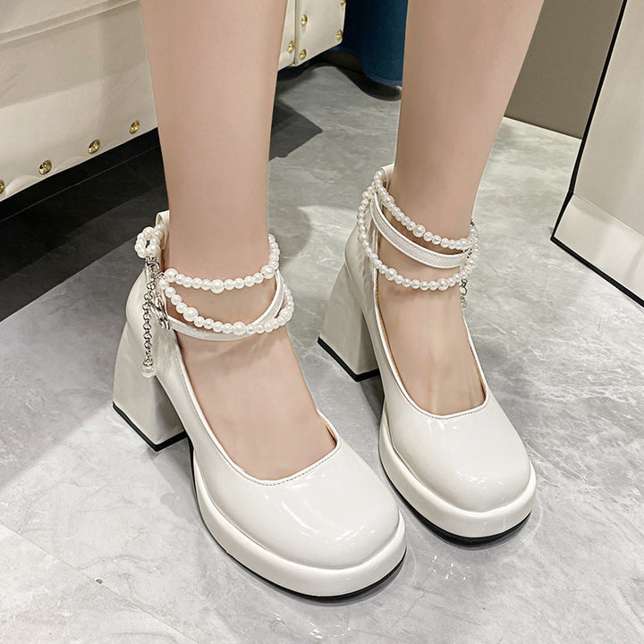 Dame Elegante Plateau-Pumps med perleaccentuer og glinsende overflade Stilla