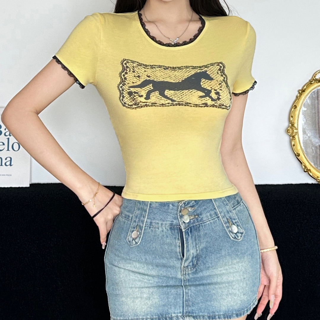 Dame Crop-T-Shirt med raffineret spidsudsmykning og grafisk print Skovae