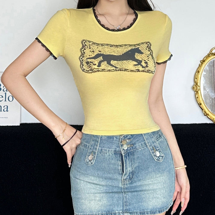Dame Crop-T-Shirt med raffineret spidsudsmykning og grafisk print Skovae
