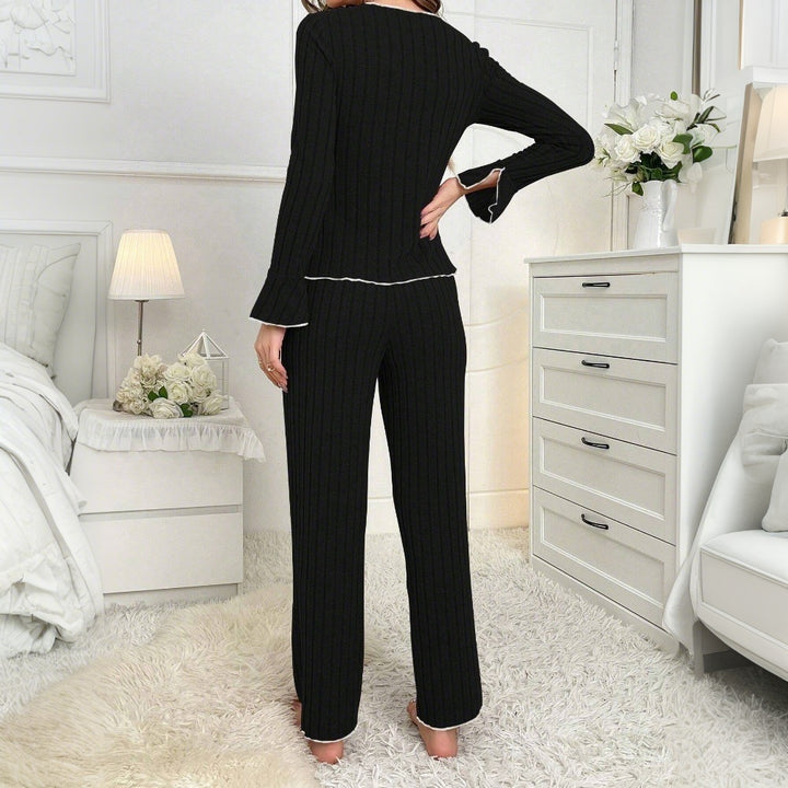 Kvinders pyjamasæt med elegant snit og fine detaljer Stilla
