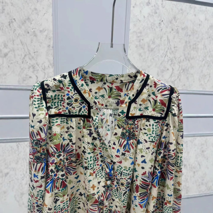Damebluse med detaljeret blomsterdesign og elegante accenter Stilla