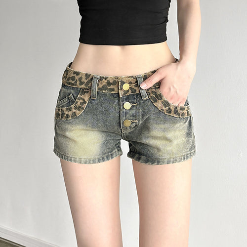 Dame Korte Jeansshorts med Leopardmønster og Rynket Talje Skovae