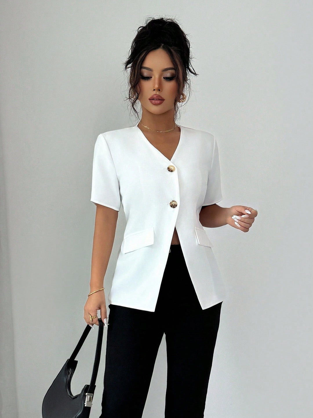 Dame elegant kortærmet blazer med gyldne knapper og struktureret design Stilla