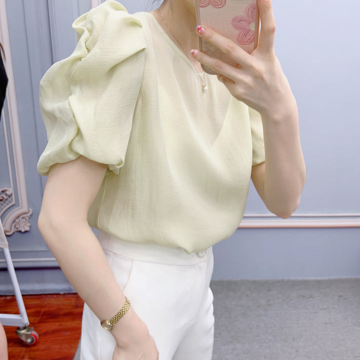Damebluse med voluminøse puffærmer og elegant snit Stilla