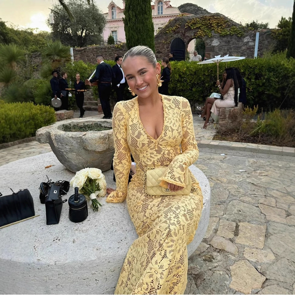 Kvinders blonde maxikjole med elegant V-hals og voluminøse ærmer Skovae