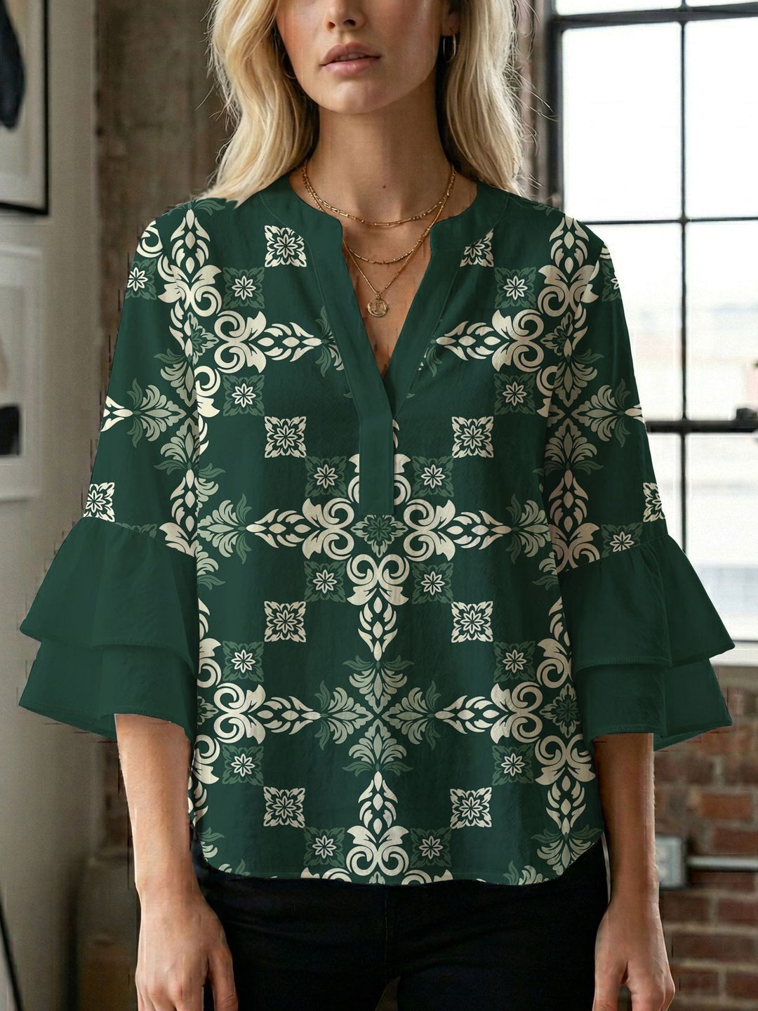 Damebluse med smukt blomstermotiv Skovae