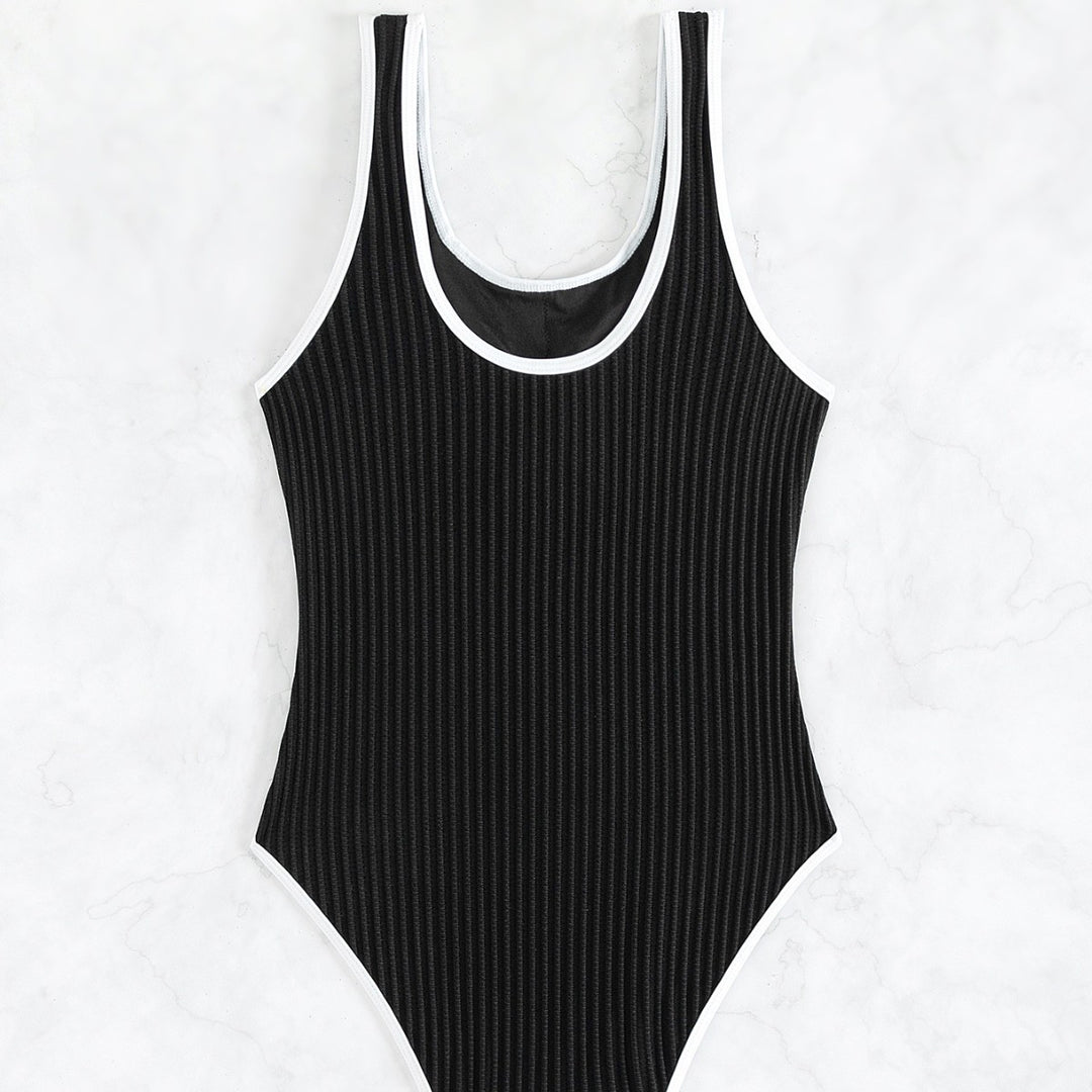 Damer en-delt badedragt med struktureret rib-design og elegante kontraster Skovae