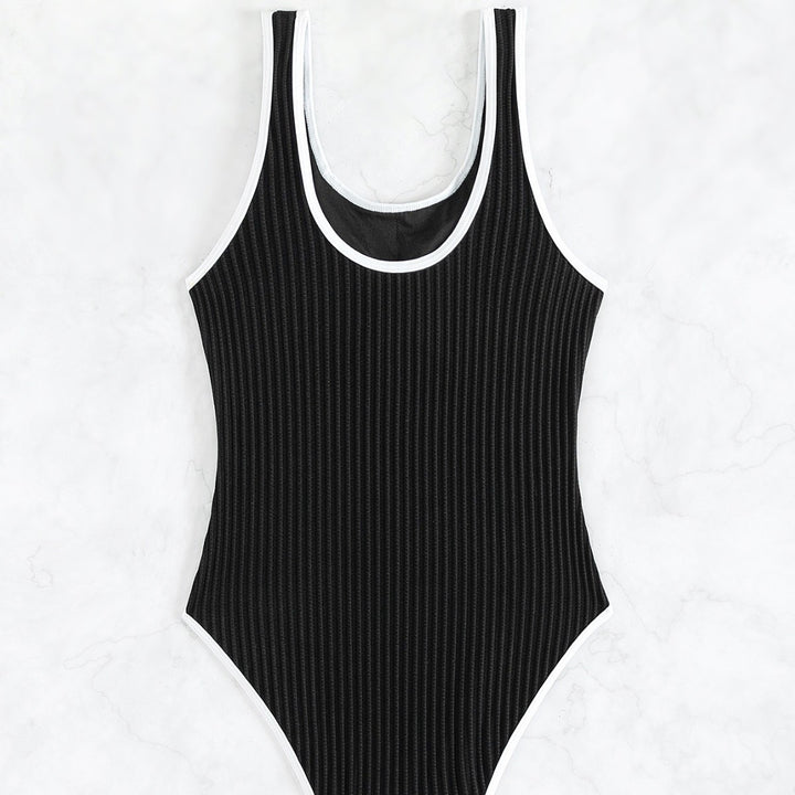 Damer en-delt badedragt med struktureret rib-design og elegante kontraster Skovae