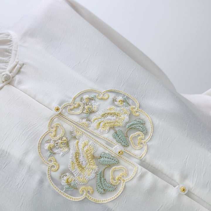 Damebluse med kunstnerisk broderidesign og raffinerede detaljer Stilla