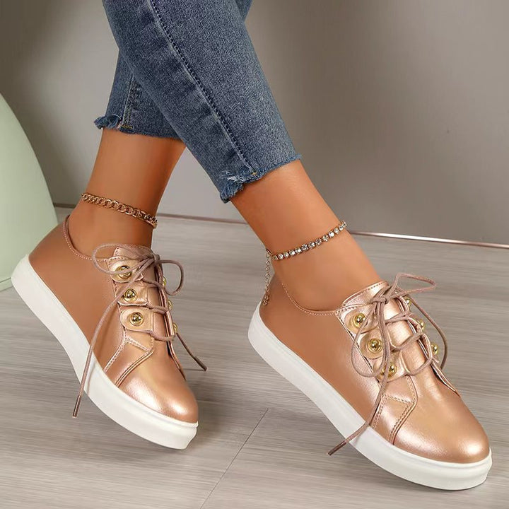 Dame Slip-On Sneakers med skræddersyet metallic-overflade og dekorative knapdetaljer Stilla