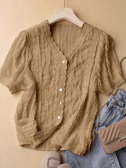 Damebluse med romantiske tafler og filigran knapliste Stilla