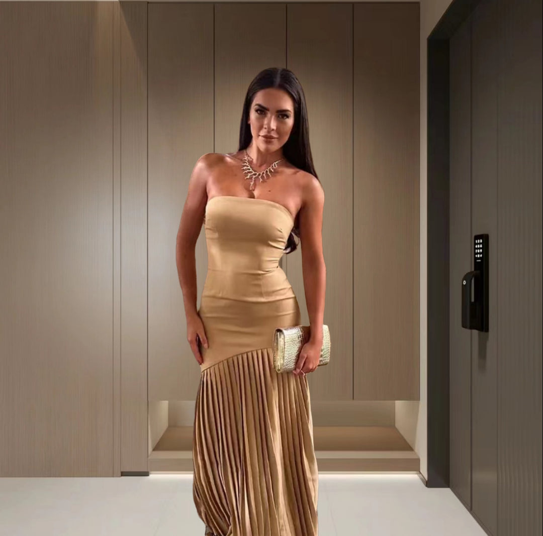 Dame Maxikjole med asymmetrisk snit og elegant drapering Stilla