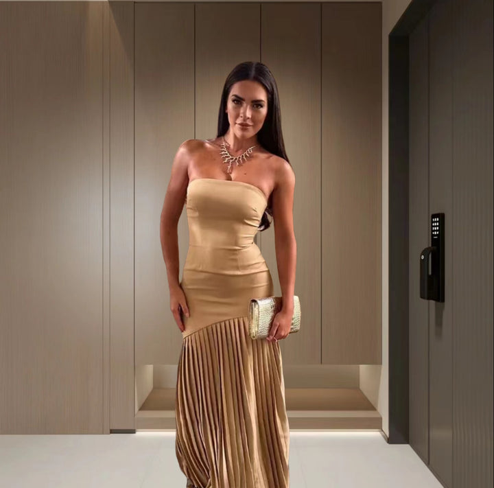 Dame Maxikjole med asymmetrisk snit og elegant drapering Stilla